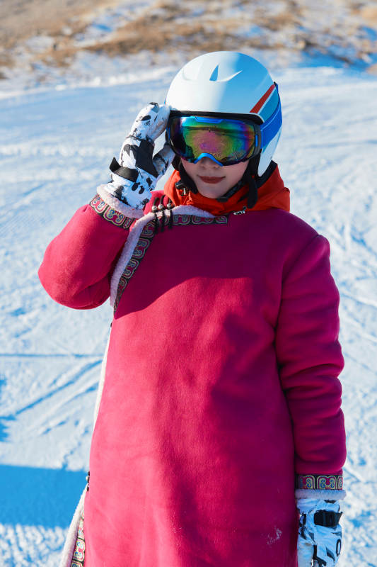 在滑雪场进行滑雪运动的年轻女性图片