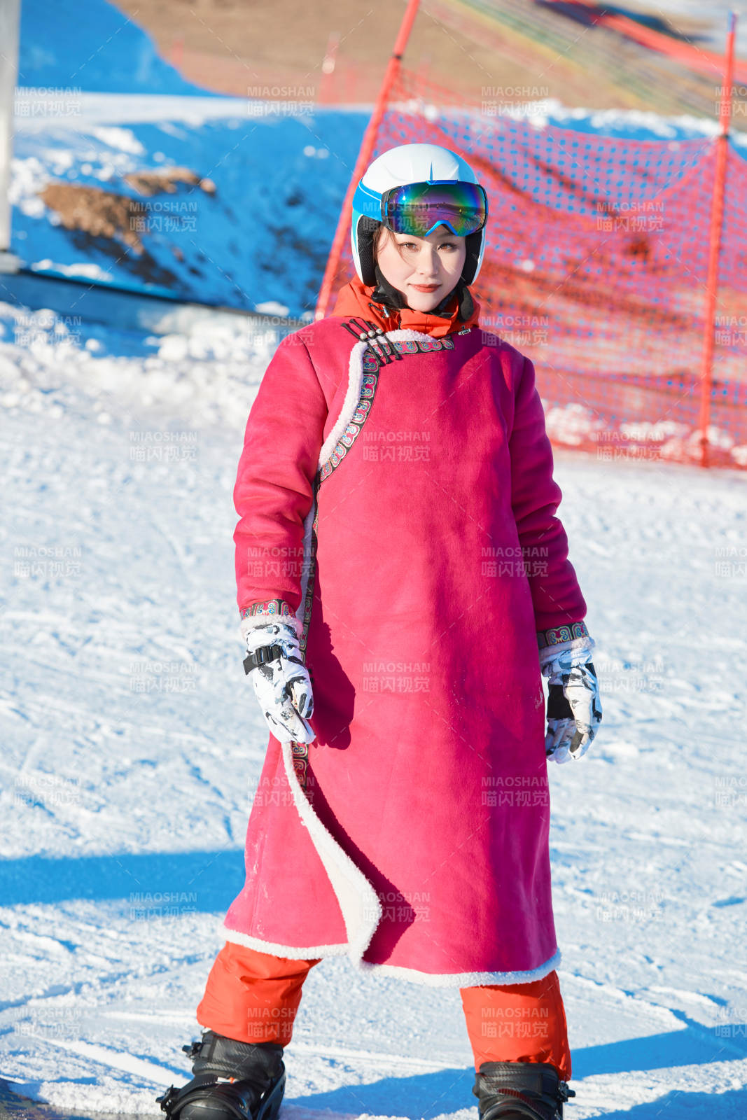 在滑雪场进行滑雪运动的年轻女性图片
