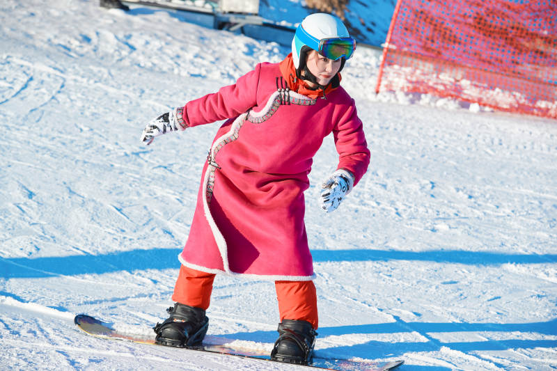 在滑雪场进行滑雪运动的年轻女性图片