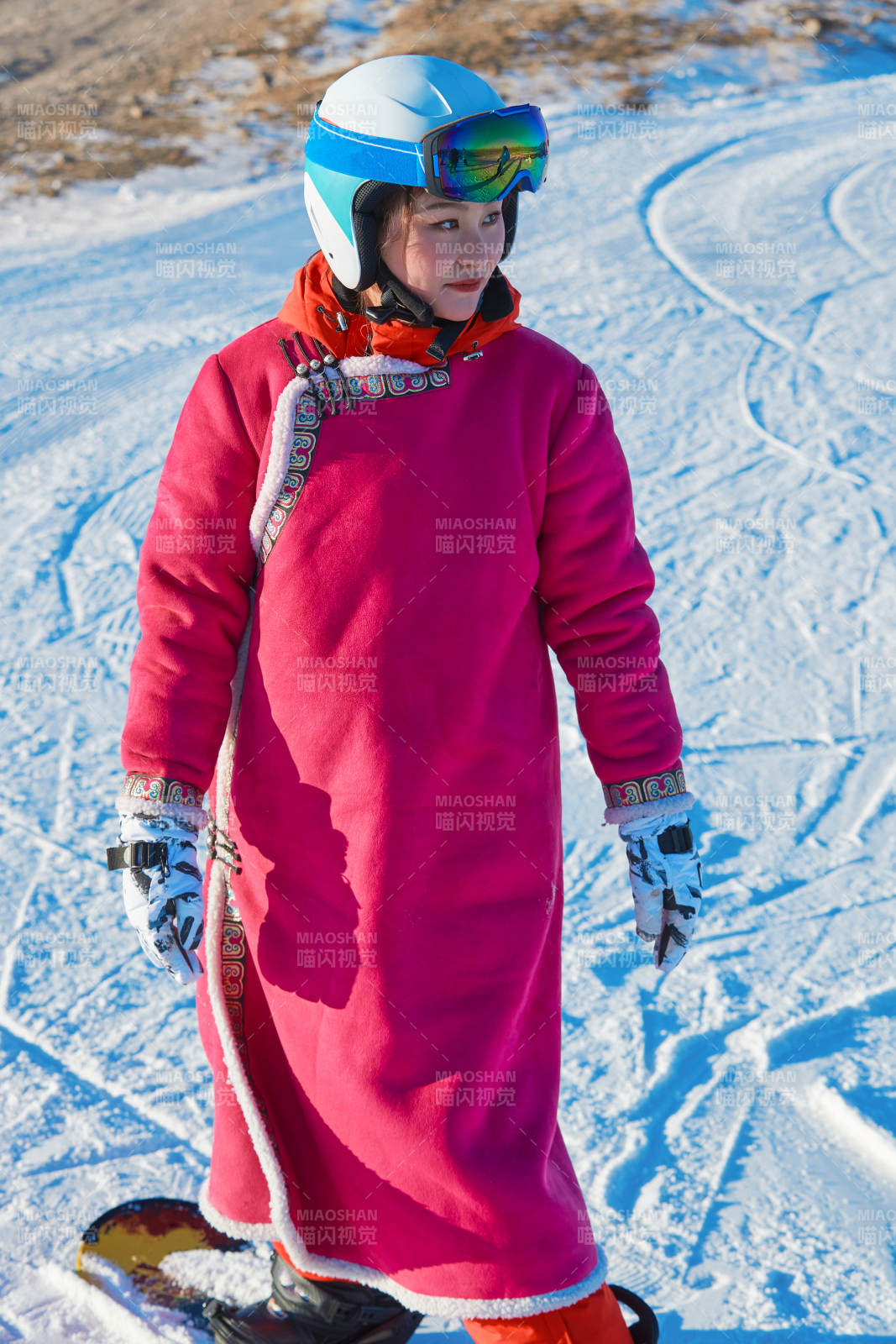 在滑雪场进行滑雪运动的年轻女性图片