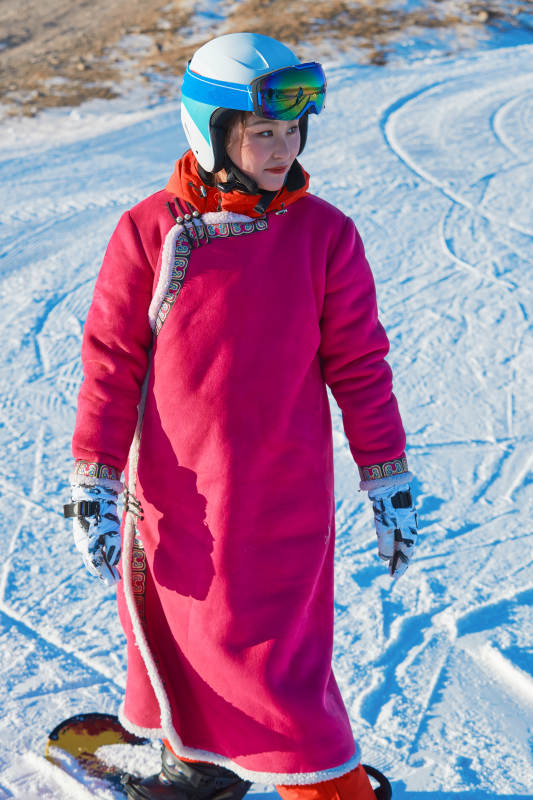 在滑雪场进行滑雪运动的年轻女性图片