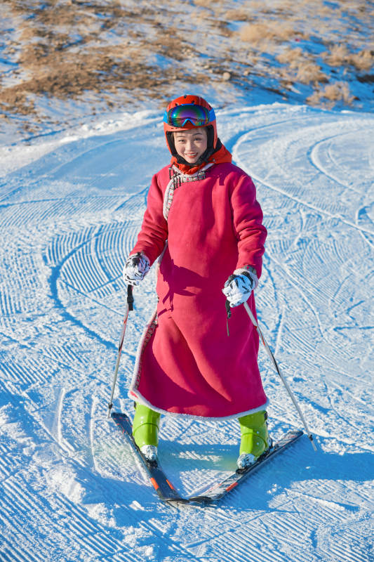 在滑雪场进行滑雪运动的年轻女性图片