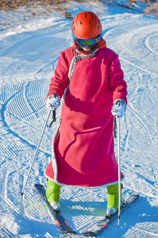 在滑雪场进行滑雪运动的年轻女性图片