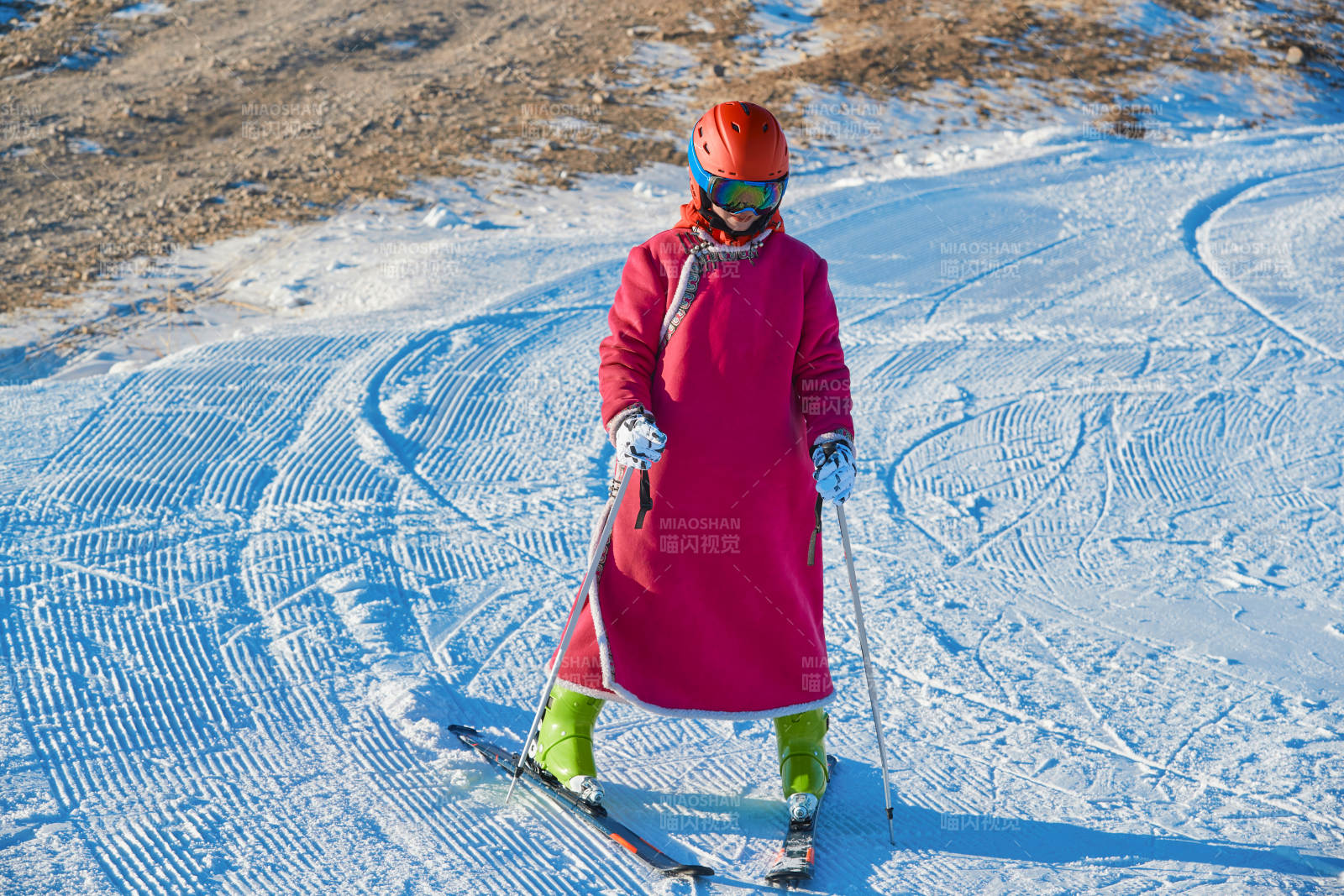 在滑雪场进行滑雪运动的年轻女性图片