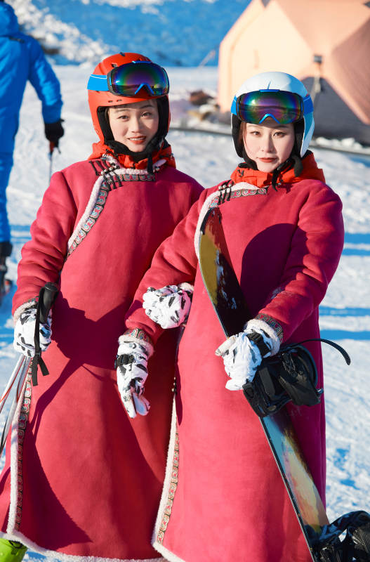 在滑雪场进行滑雪运动的年轻女性图片