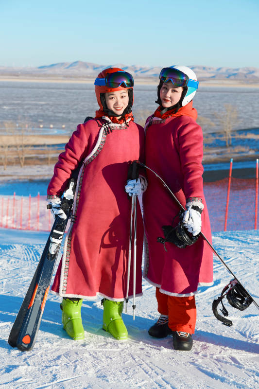 在滑雪场进行滑雪运动的年轻女性图片