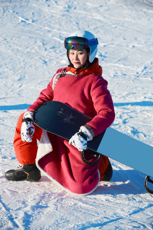 在滑雪场进行滑雪运动的年轻女性图片