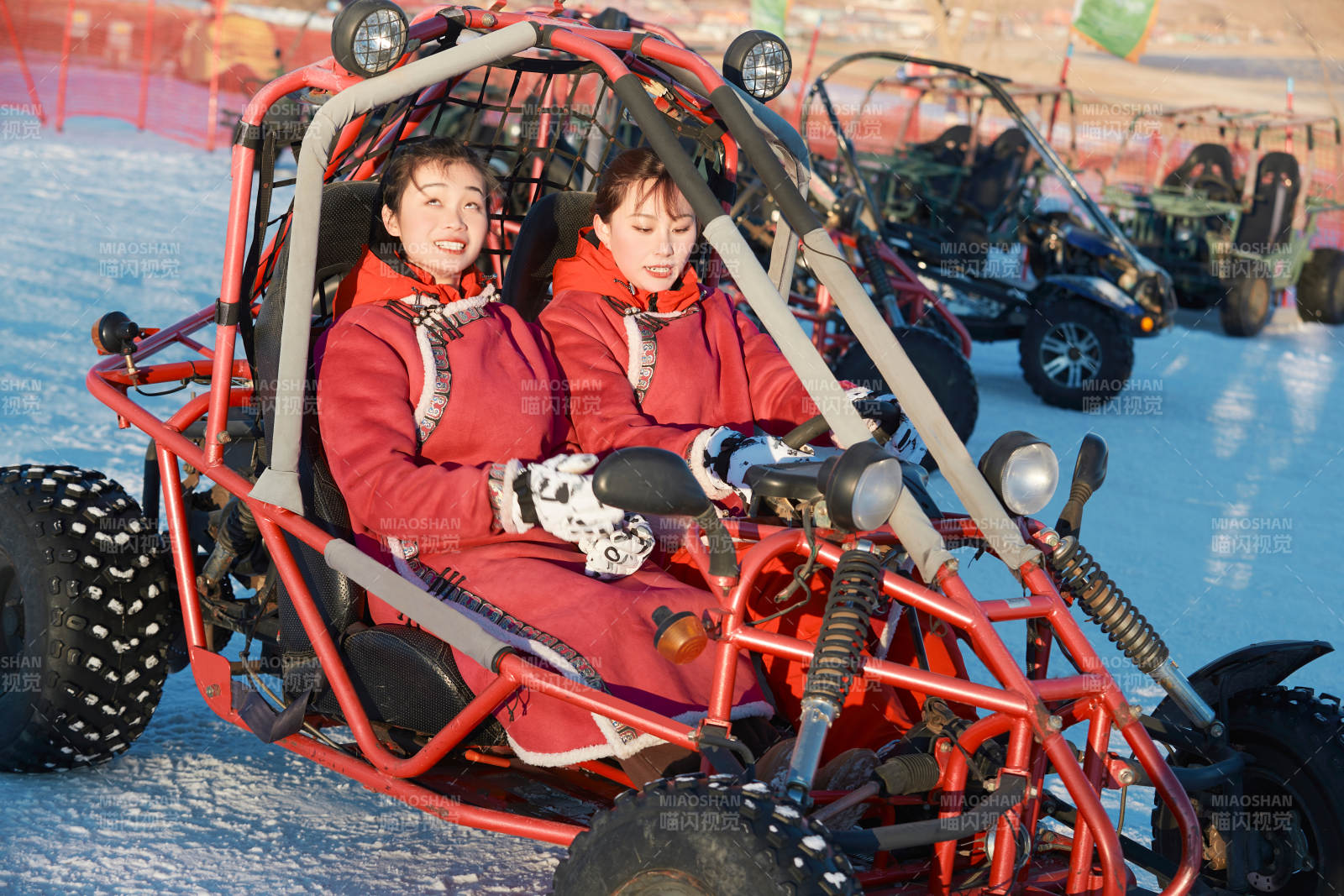 在冰天雪地玩耍雪上娱乐载具车辆的闺蜜少女图片