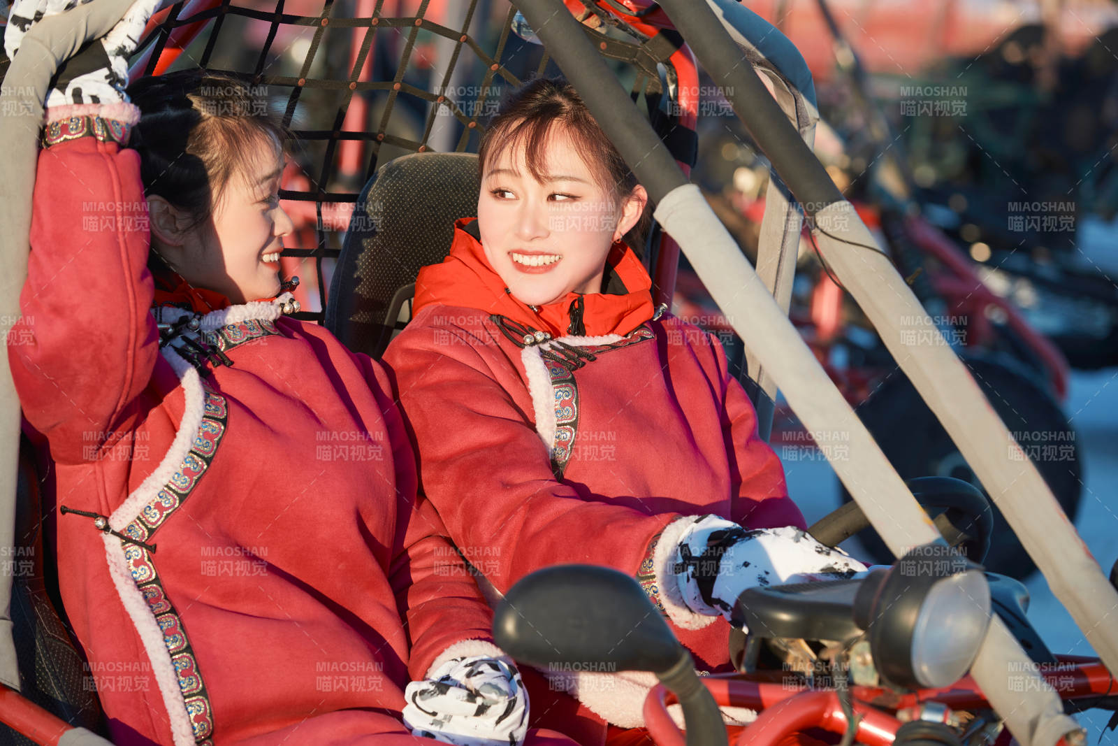 在冰天雪地玩耍雪上娱乐载具车辆的闺蜜少女图片