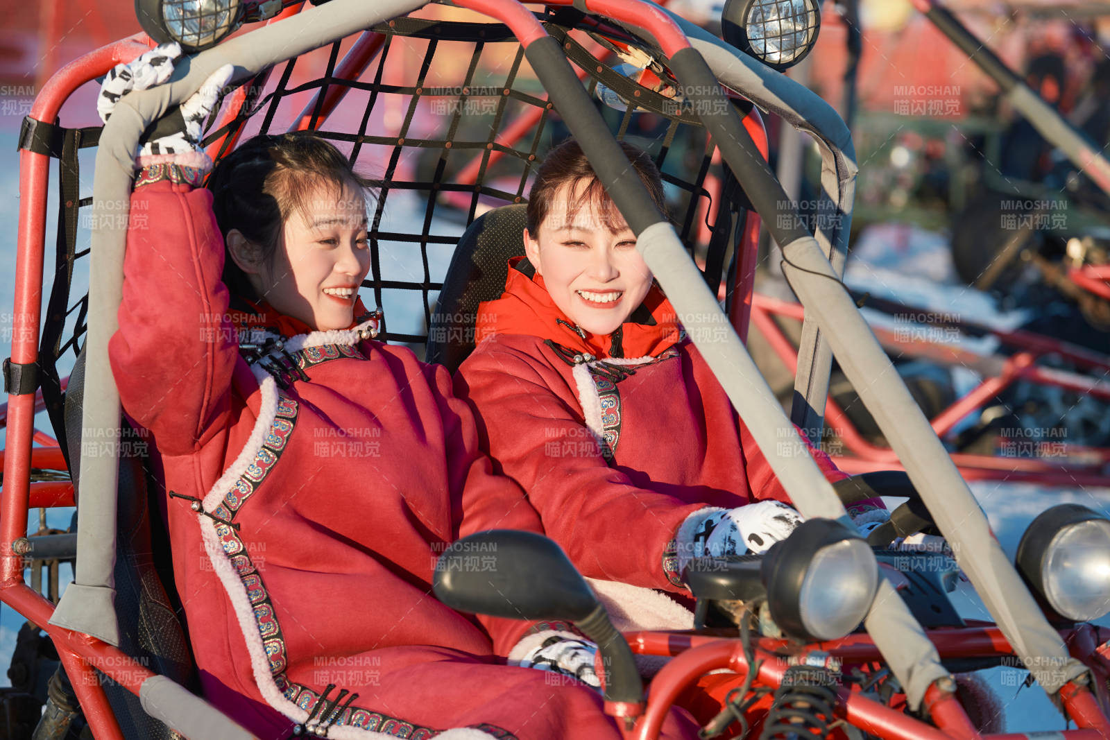 在冰天雪地玩耍雪上娱乐载具车辆的闺蜜少女图片
