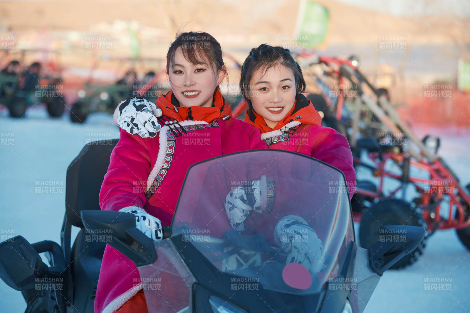 在冰天雪地玩耍雪上娱乐载具车辆的闺蜜少女图片