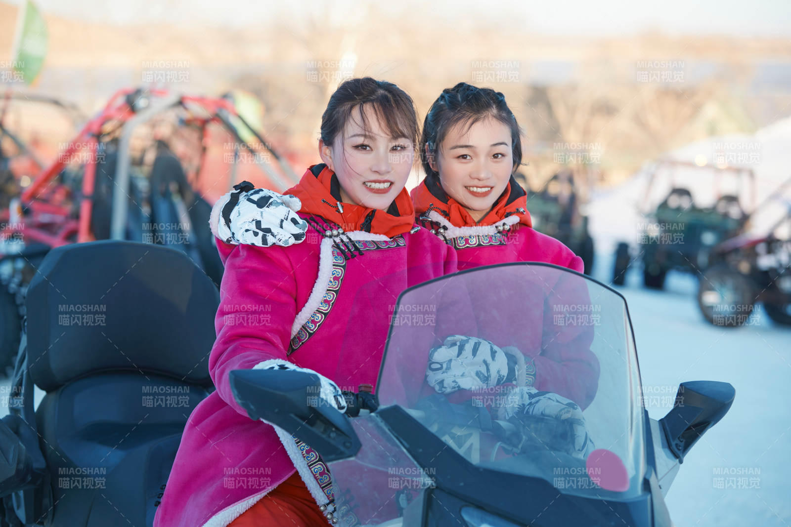 在冰天雪地玩耍雪上娱乐载具车辆的闺蜜少女图片