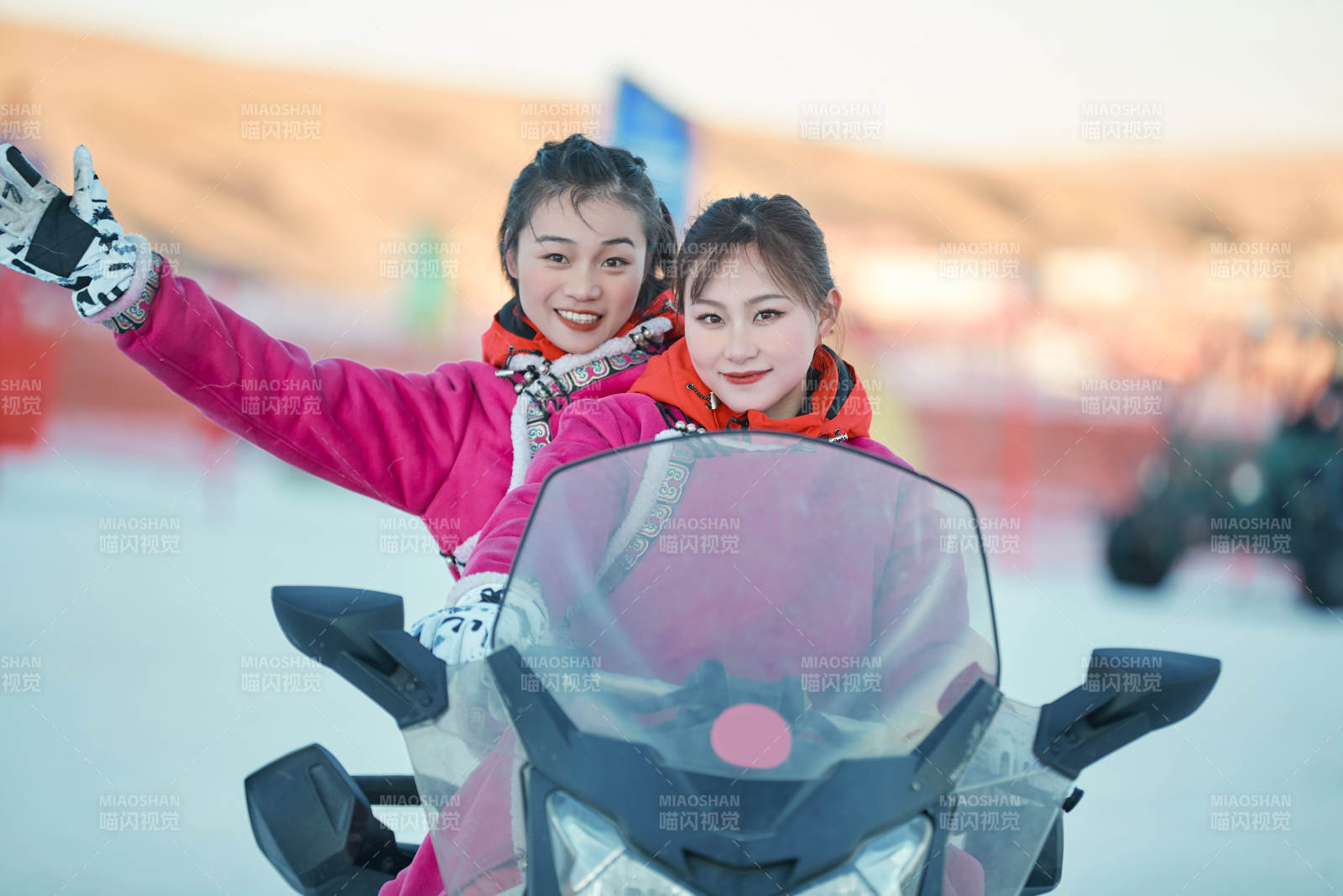 在冰天雪地玩耍雪上娱乐载具车辆的闺蜜少女图片