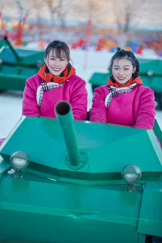 在冰天雪地玩耍雪上娱乐载具车辆的闺蜜少女图片