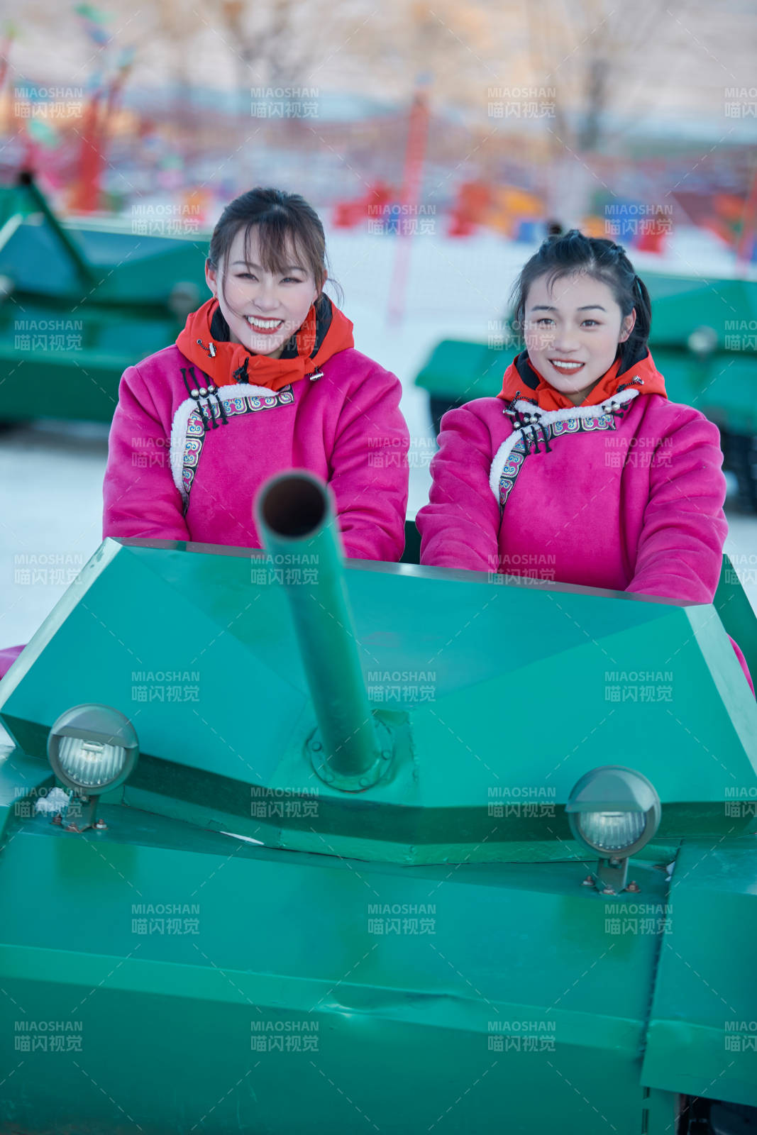 在冰天雪地玩耍雪上娱乐载具车辆的闺蜜少女图片