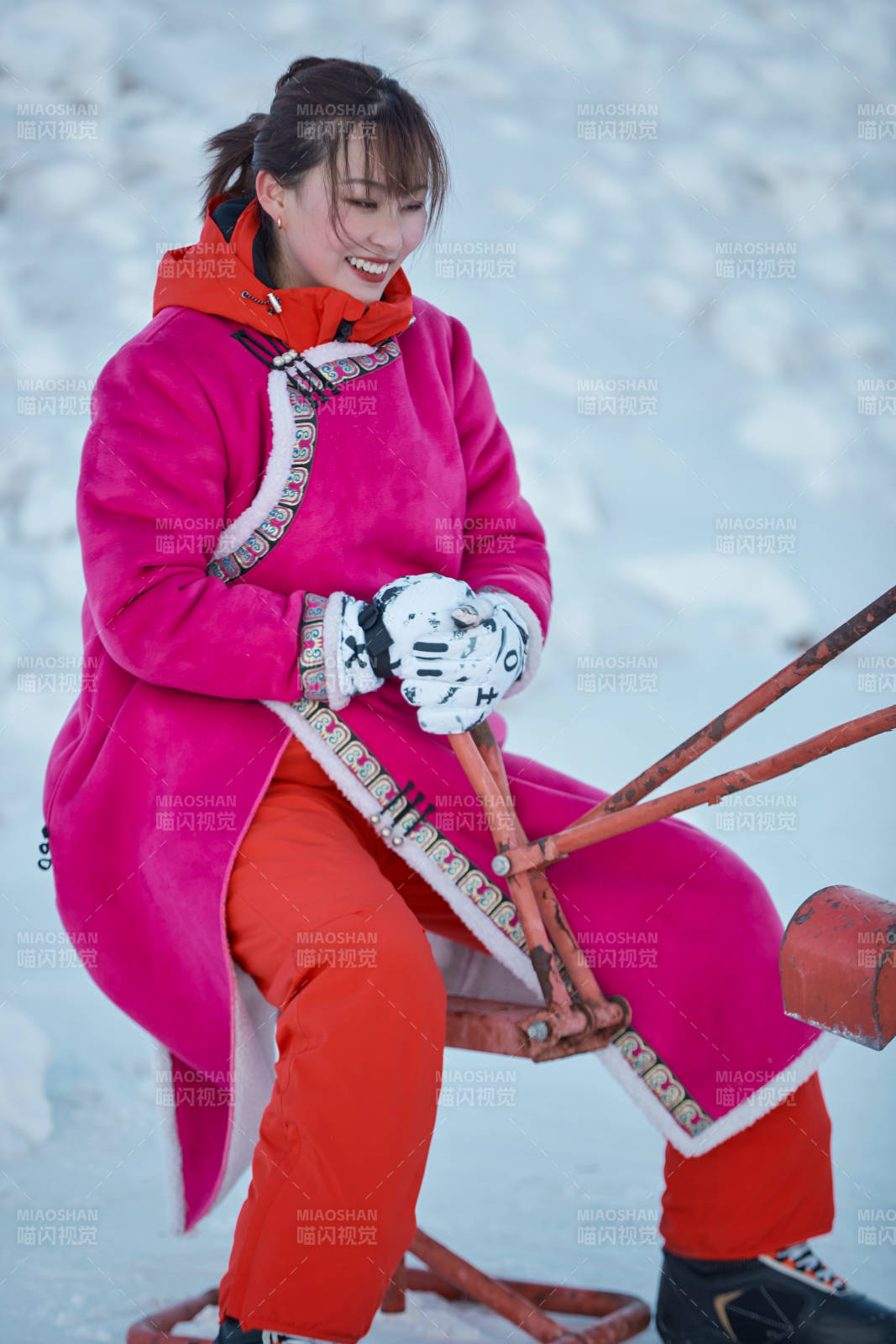 在雪地上打闹嬉戏开心玩耍的闺蜜少女图片