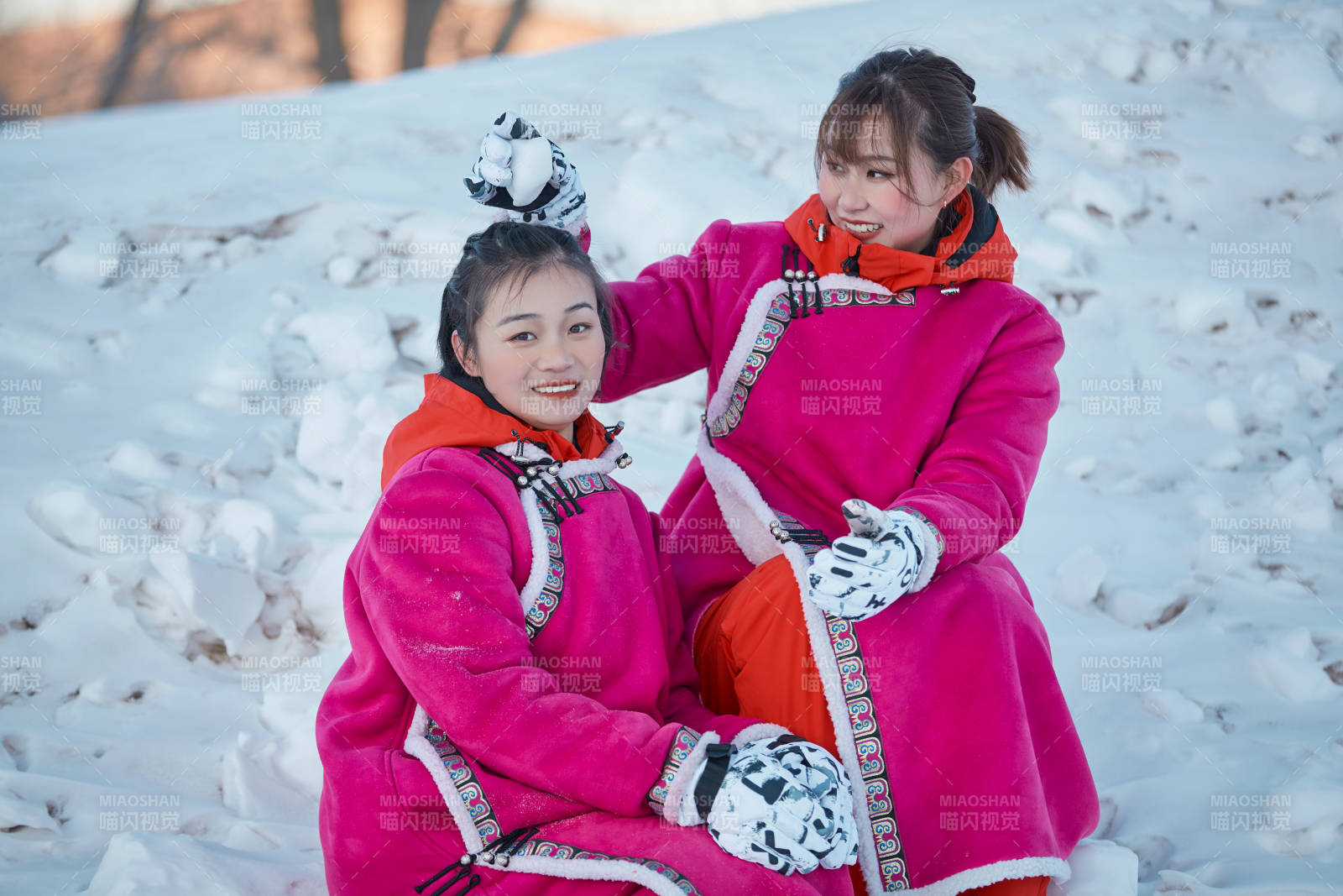 在雪地上打闹嬉戏开心玩耍的闺蜜少女图片