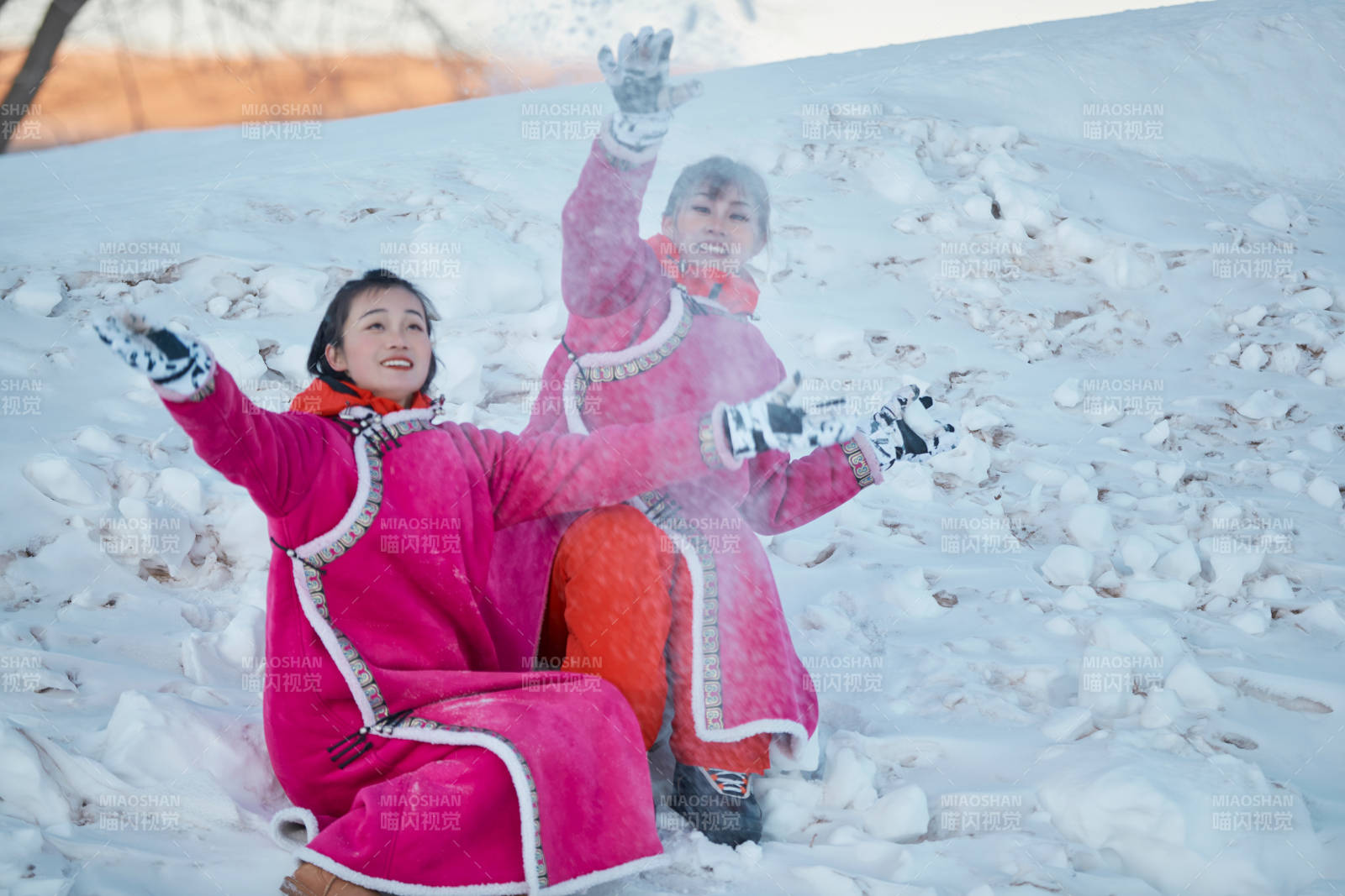 在雪地上打闹嬉戏开心玩耍的闺蜜少女图片