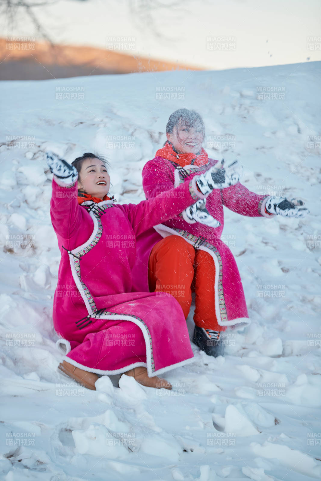 在雪地上打闹嬉戏开心玩耍的闺蜜少女图片
