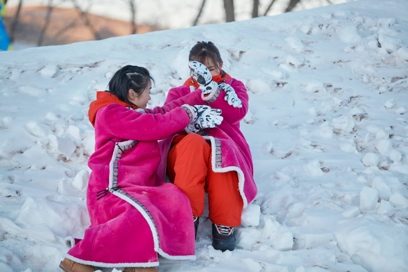 在雪地上打闹嬉戏开心玩耍的闺蜜少女图片