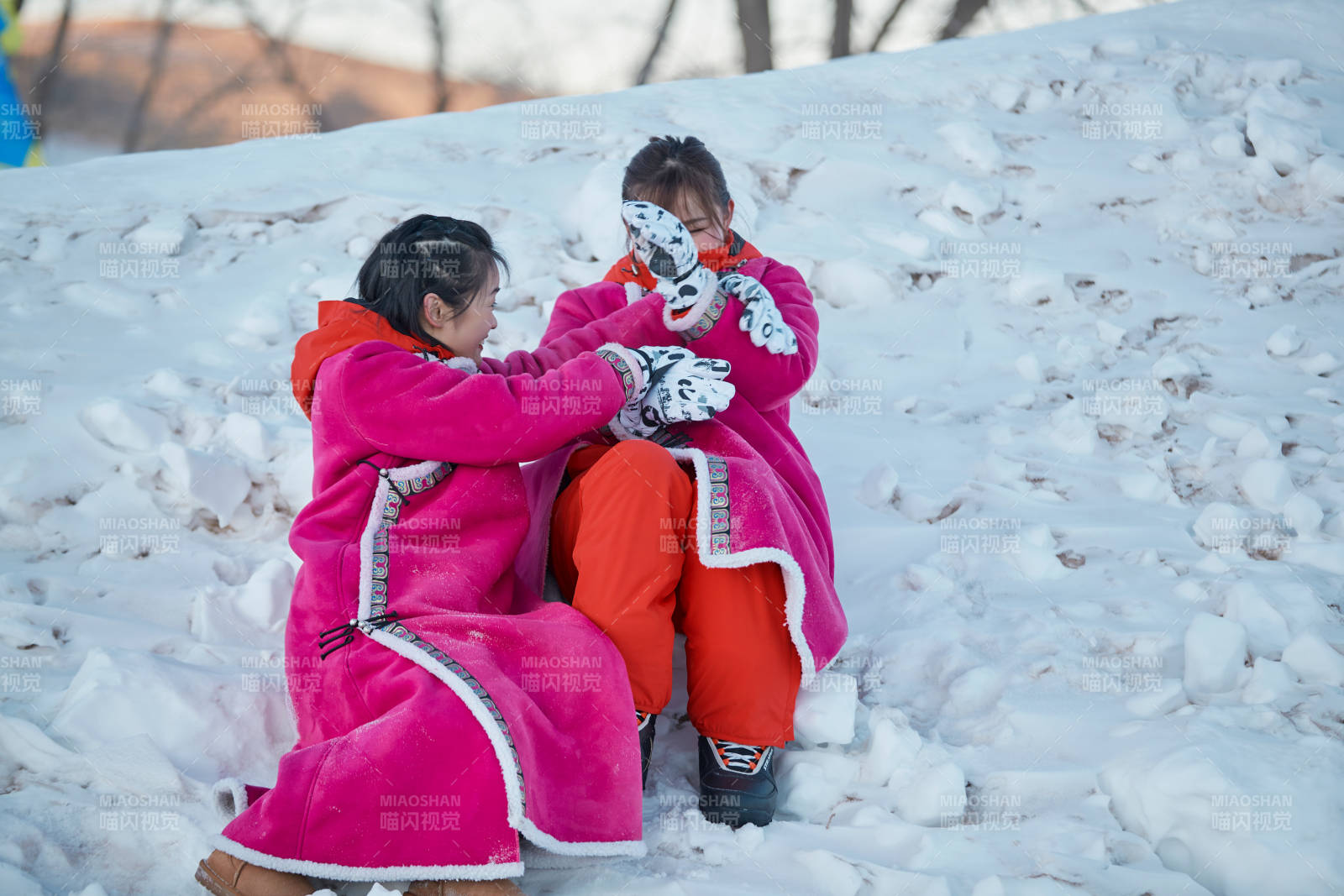 在雪地上打闹嬉戏开心玩耍的闺蜜少女图片