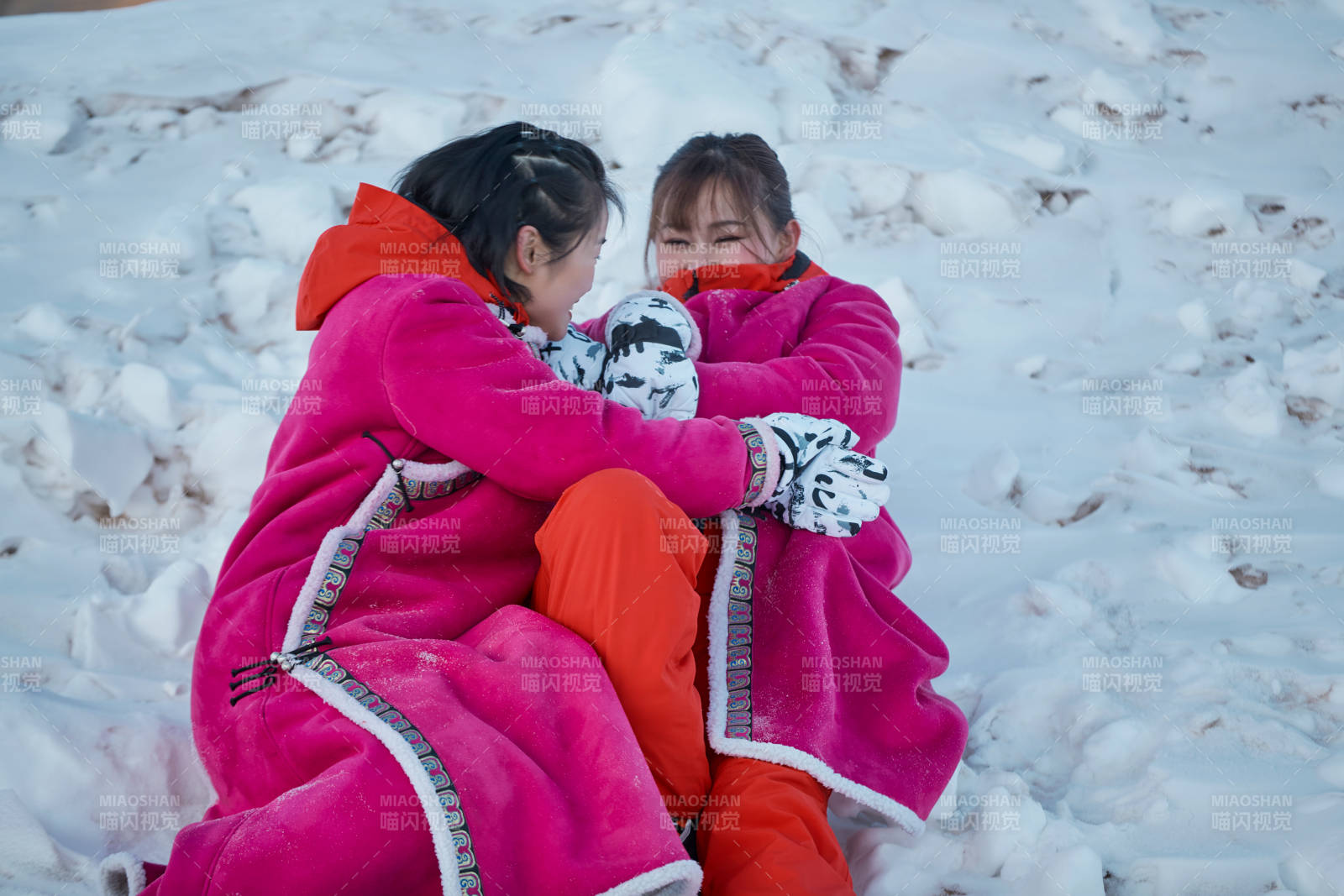 在雪地上打闹嬉戏开心玩耍的闺蜜少女图片