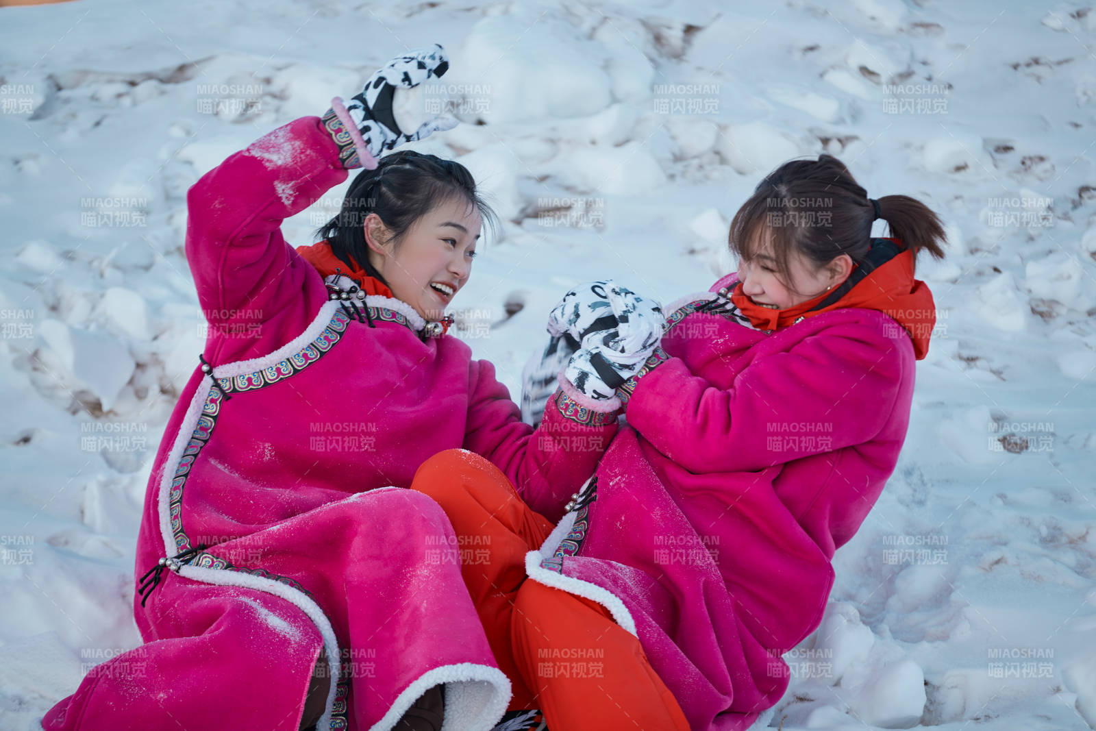 在雪地上打闹嬉戏开心玩耍的闺蜜少女图片