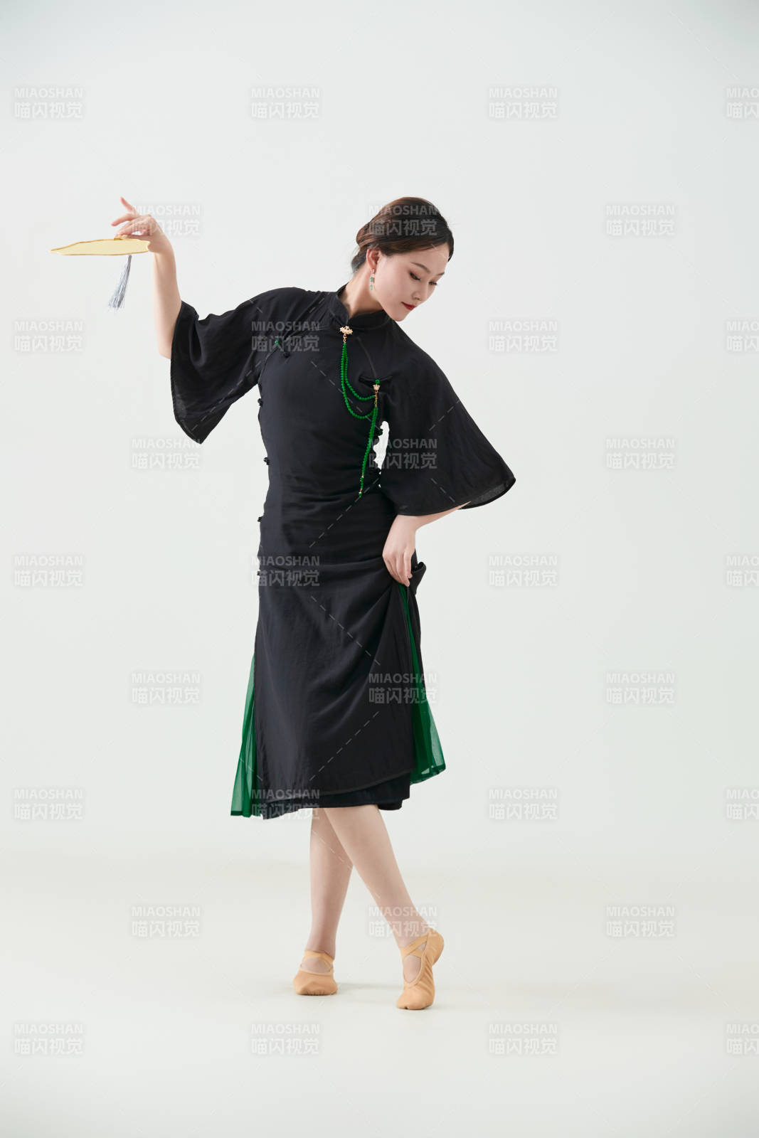 穿着中式旗袍翩翩舞蹈的亚洲少女舞者图片