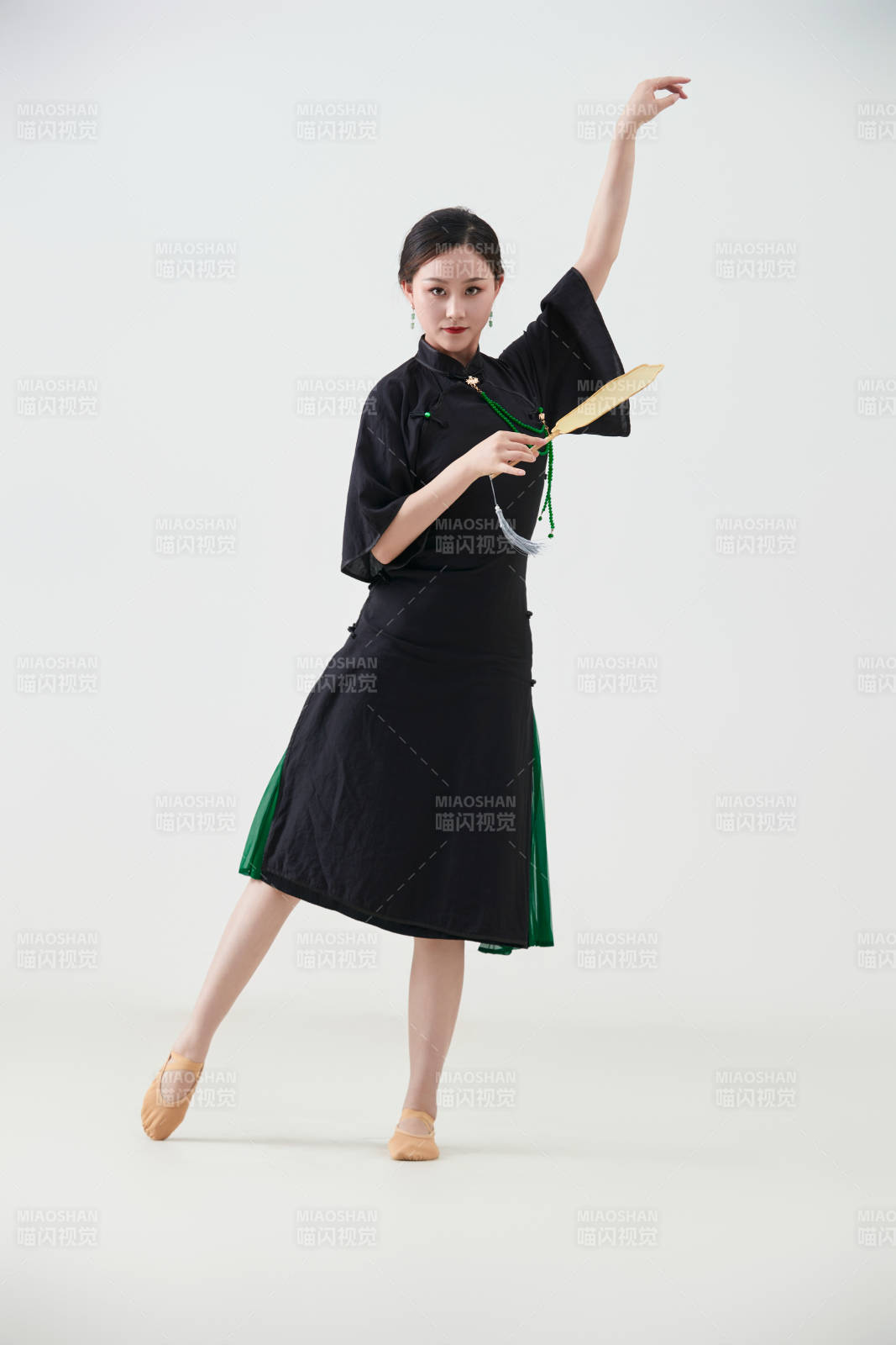 穿着中式旗袍翩翩舞蹈的亚洲少女舞者图片