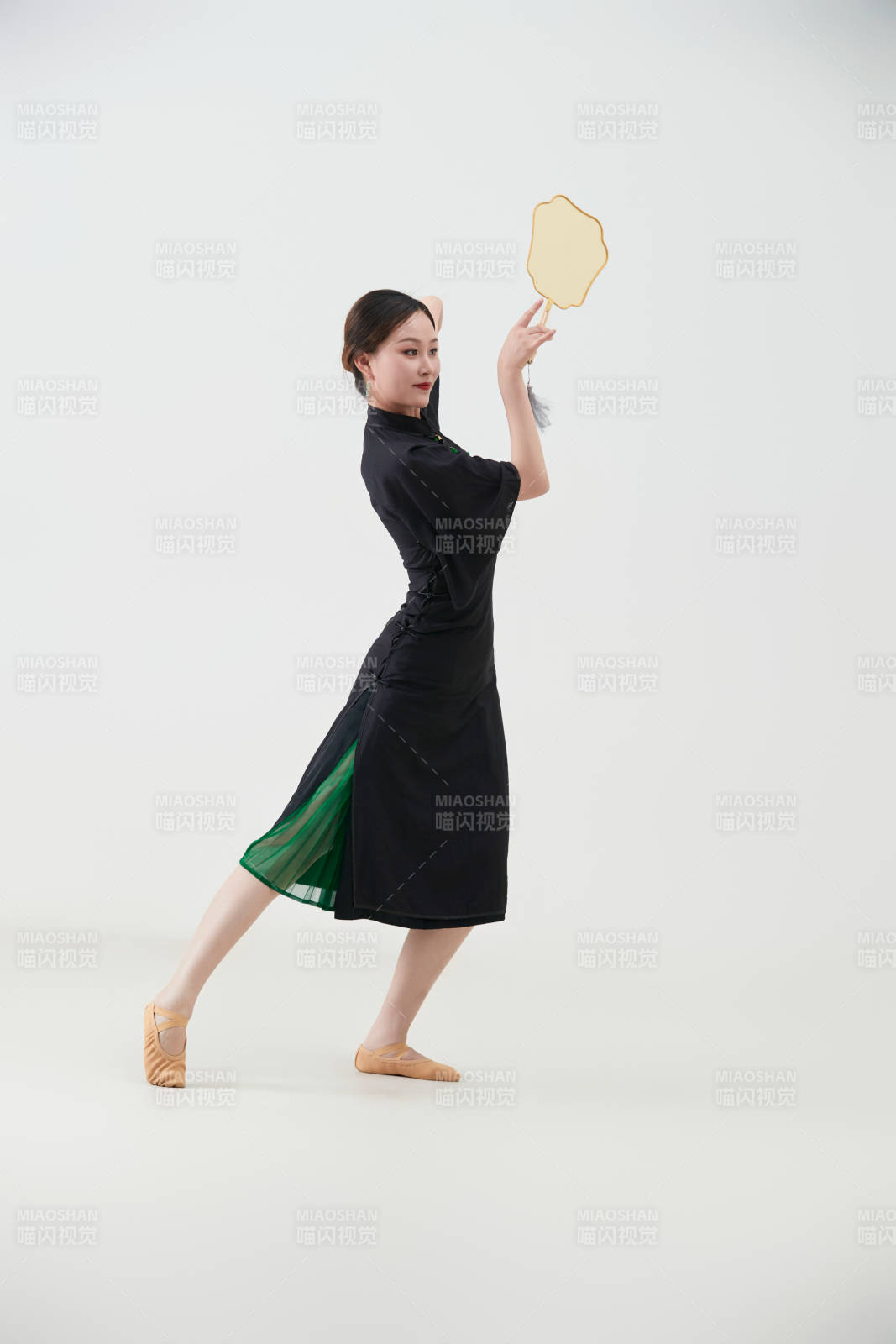 穿着中式旗袍翩翩舞蹈的亚洲少女舞者图片