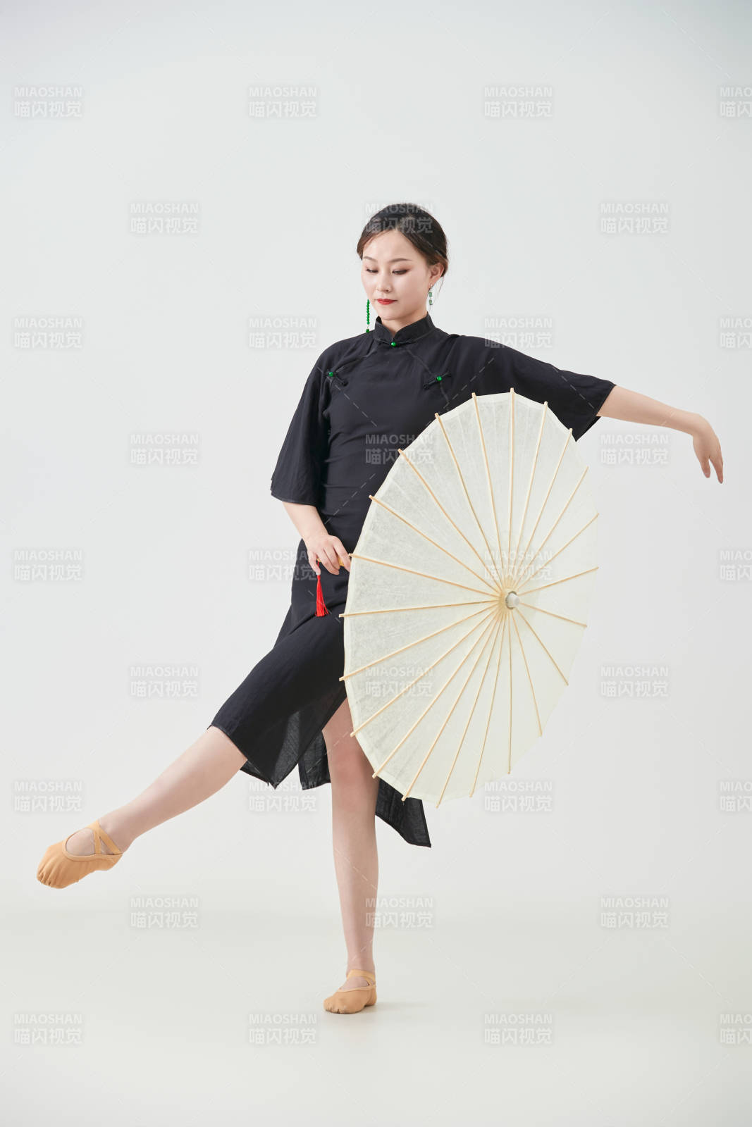 穿中式旗袍手拿油纸伞翩翩舞蹈的亚洲少女舞者图片