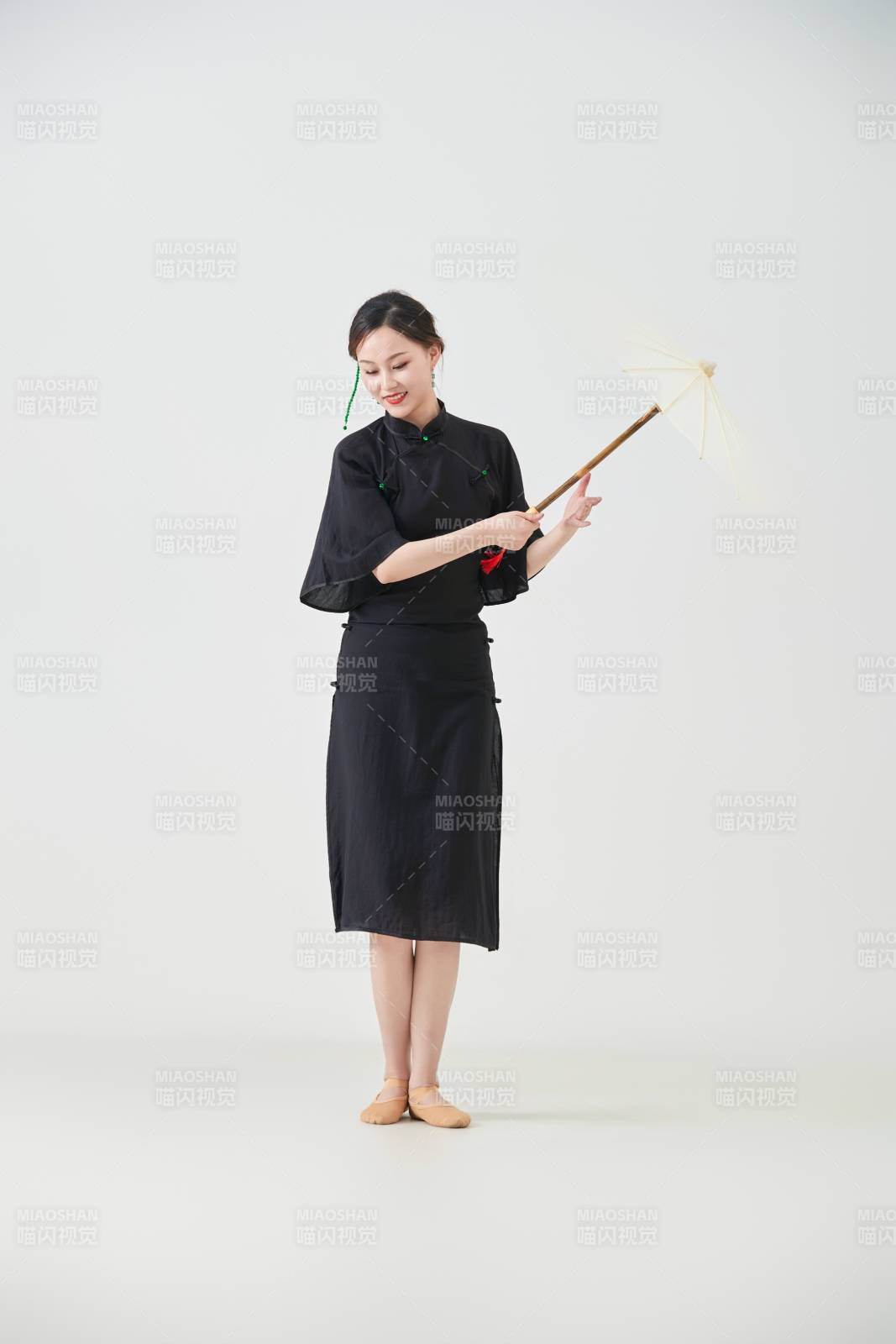 穿中式旗袍手拿油纸伞翩翩舞蹈的亚洲少女舞者图片