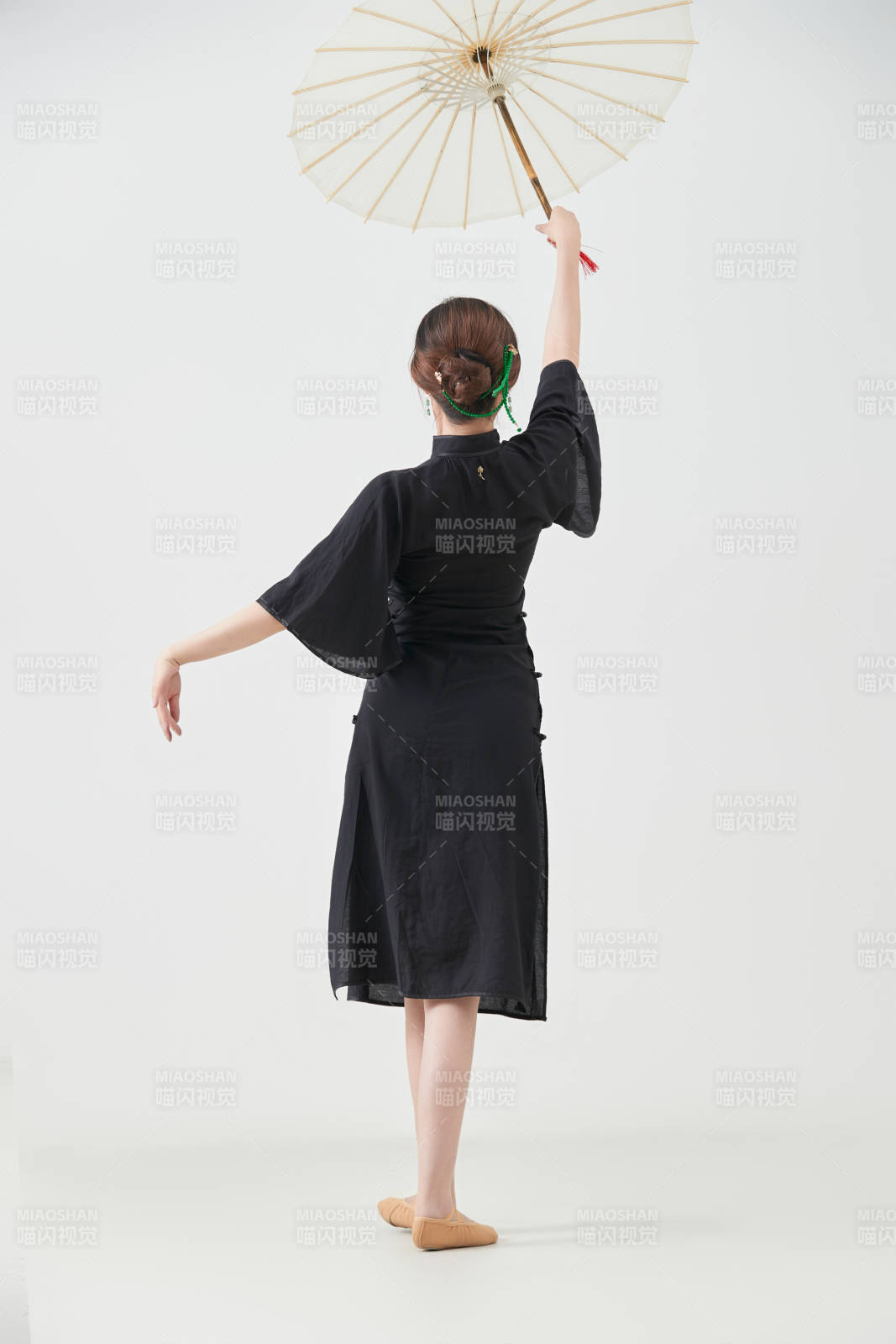 穿中式旗袍手拿油纸伞翩翩舞蹈的亚洲少女舞者图片