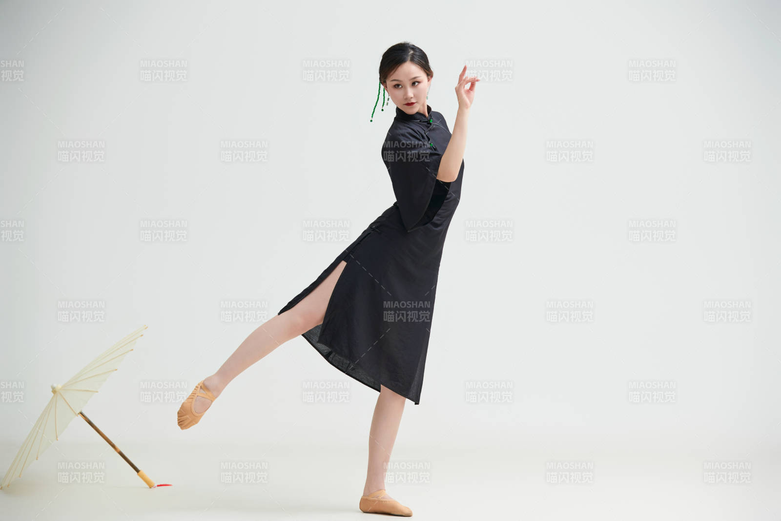 穿中式旗袍手拿油纸伞翩翩舞蹈的亚洲少女舞者图片