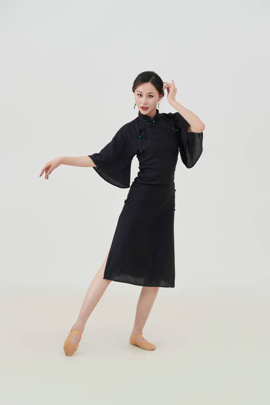 穿着中式旗袍翩翩舞蹈的亚洲少女舞者图片