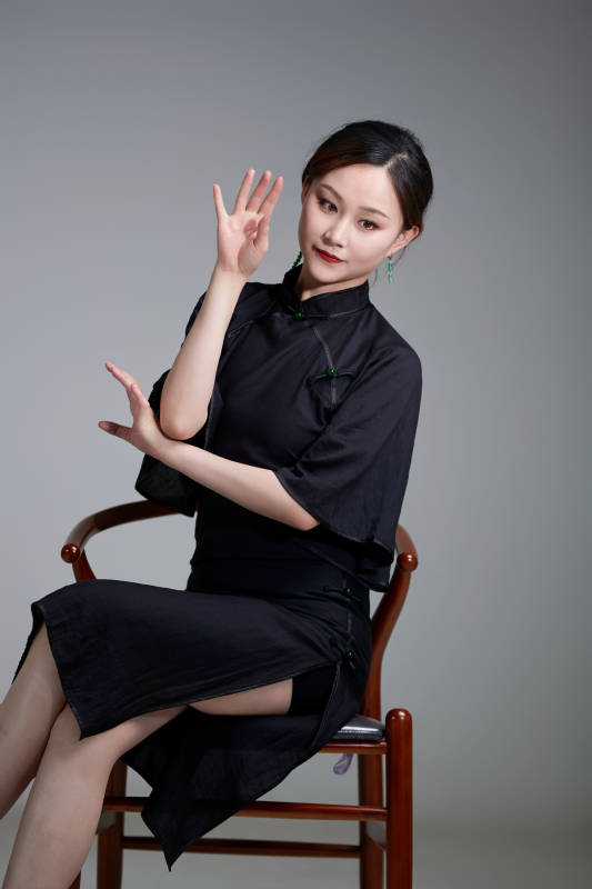 穿着中式旗袍翩翩舞蹈的亚洲少女舞者图片