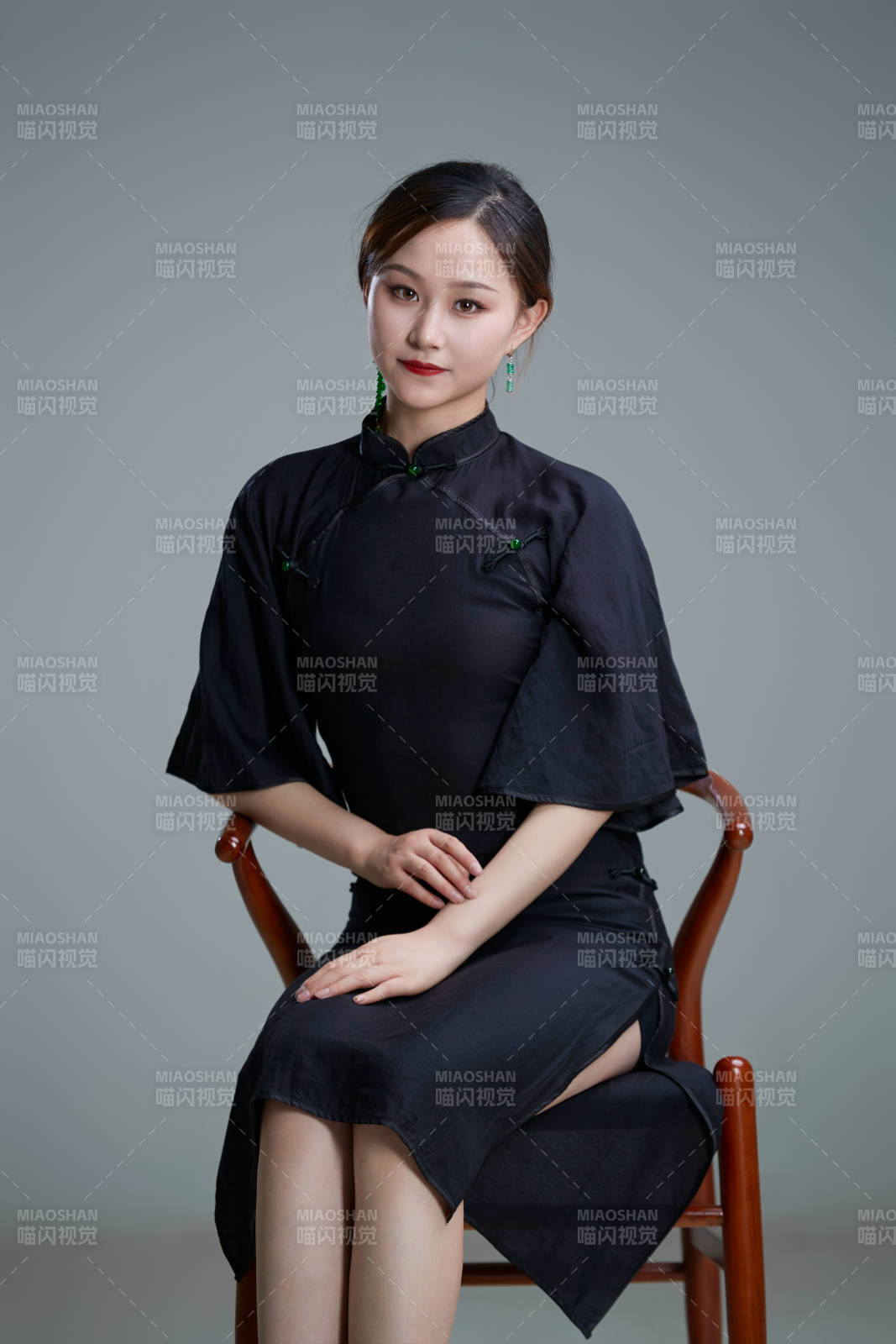 穿着中式旗袍翩翩舞蹈的亚洲少女舞者图片