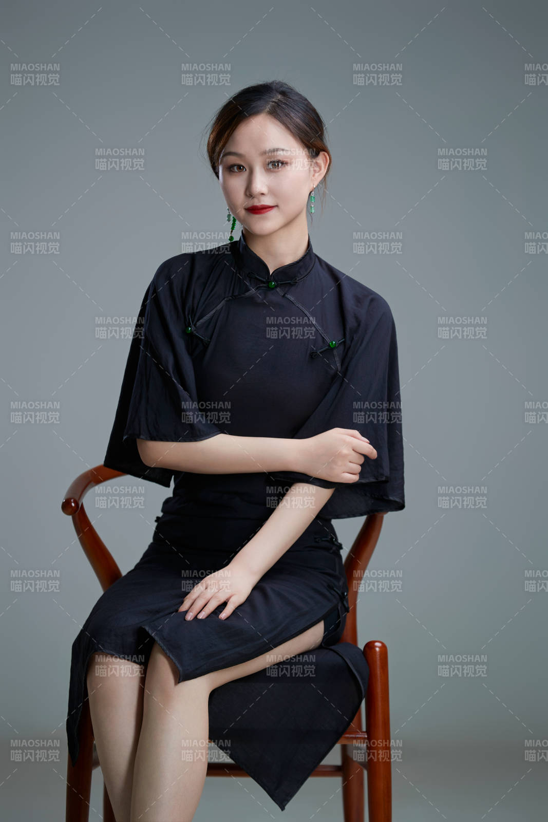 穿着中式旗袍翩翩舞蹈的亚洲少女舞者图片