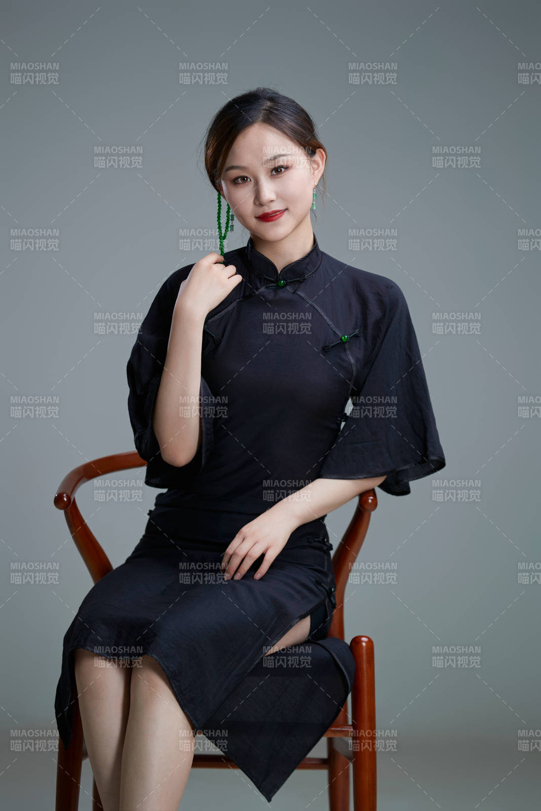 穿着中式旗袍翩翩舞蹈的亚洲少女舞者图片