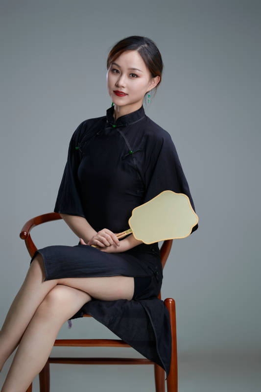 穿着中式旗袍翩翩舞蹈的亚洲少女舞者图片