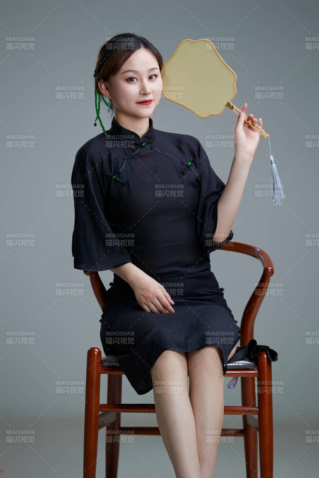 穿着中式旗袍翩翩舞蹈的亚洲少女舞者图片