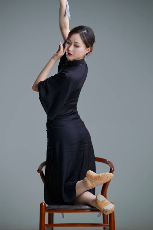 穿着中式旗袍翩翩舞蹈的亚洲少女舞者图片