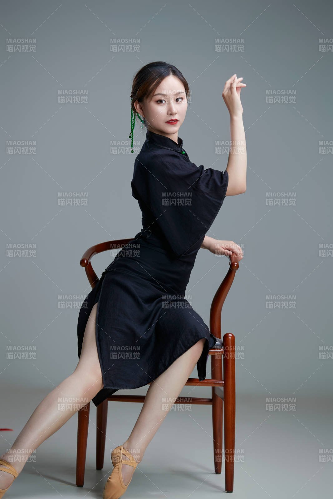 穿着中式旗袍翩翩舞蹈的亚洲少女舞者图片