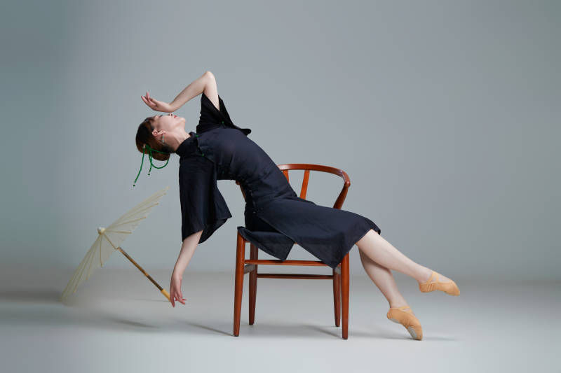 穿着中式旗袍翩翩舞蹈的亚洲少女舞者图片