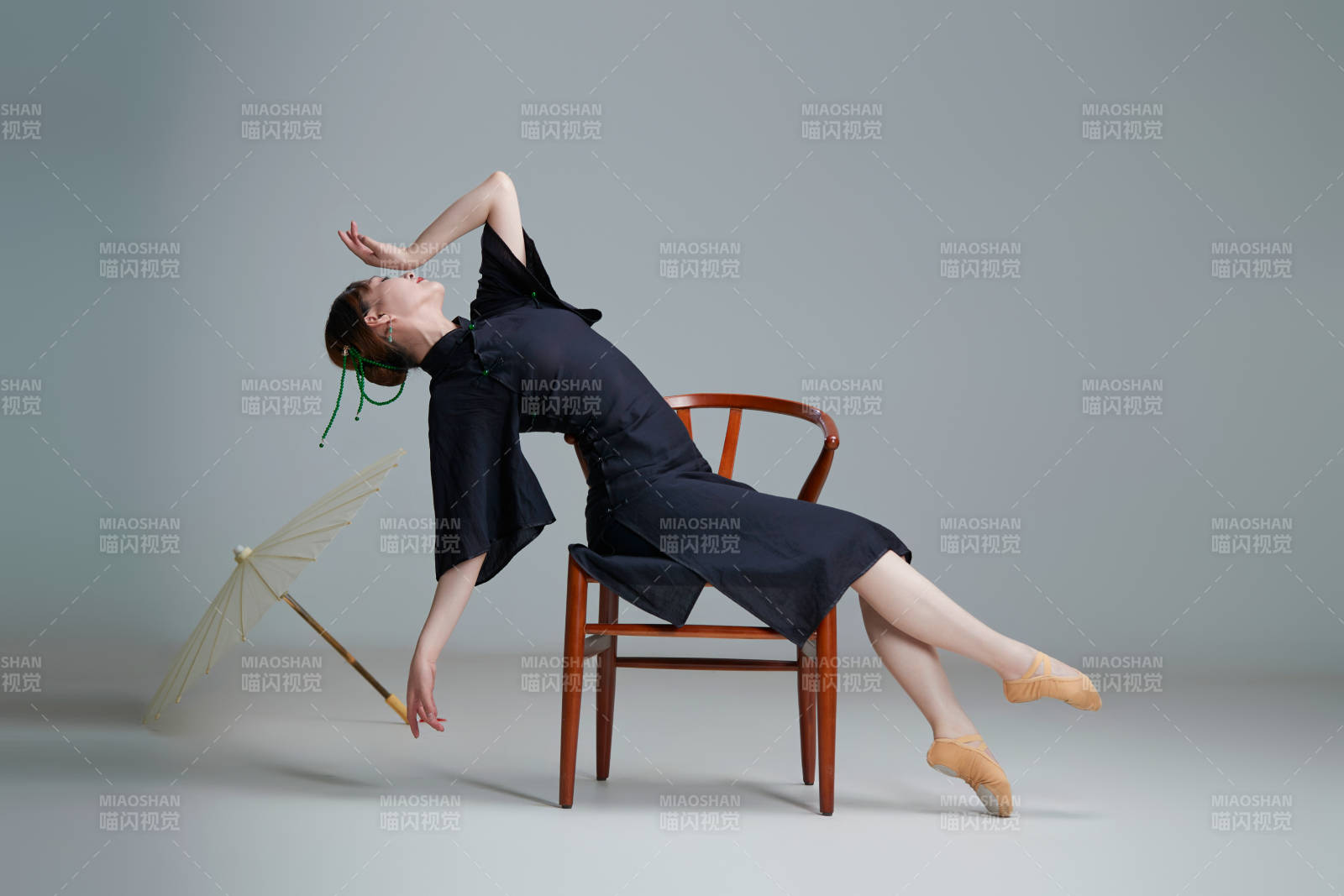 穿着中式旗袍翩翩舞蹈的亚洲少女舞者图片