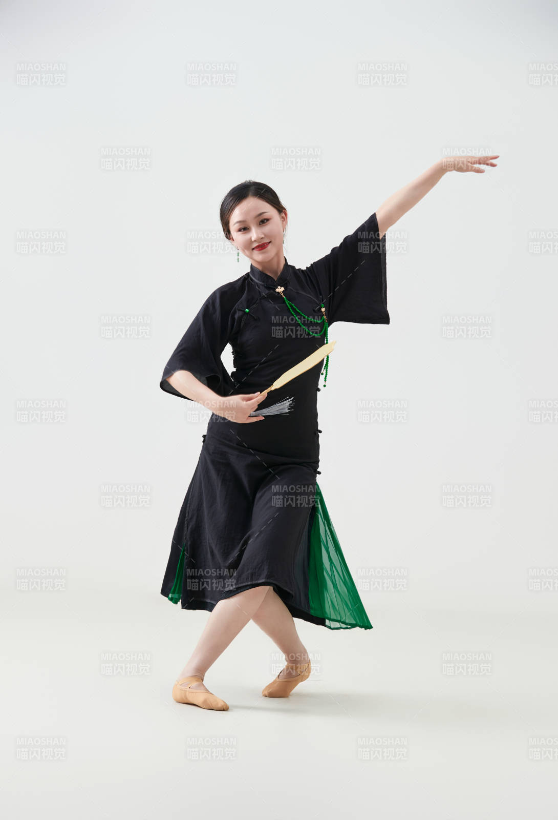 穿着中式旗袍翩翩舞蹈的亚洲少女舞者图片