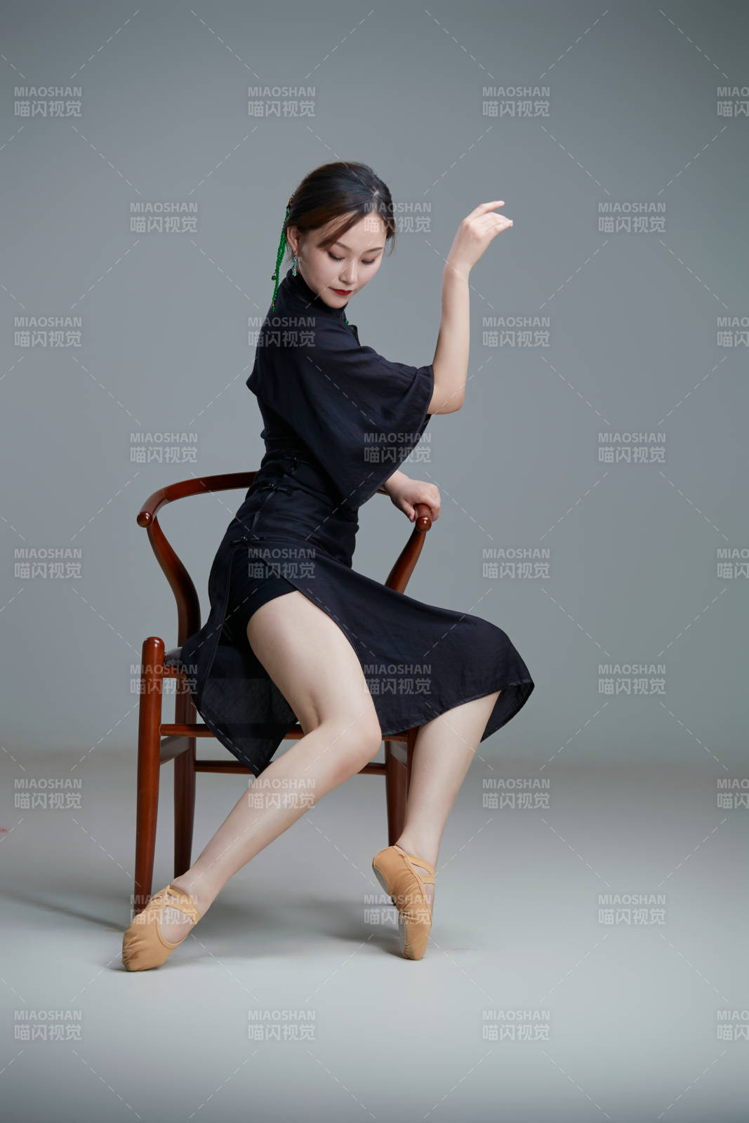 穿着中式旗袍翩翩舞蹈的亚洲少女舞者图片