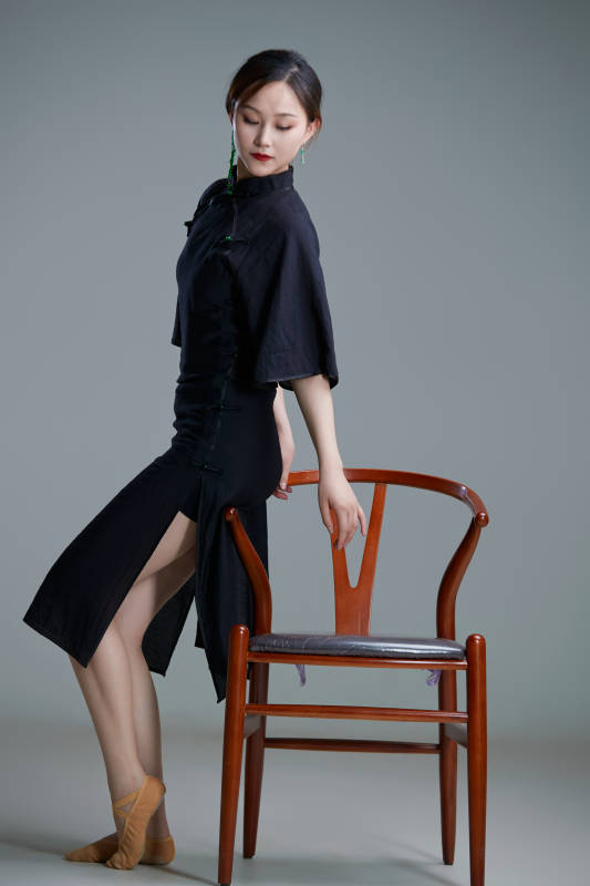 穿着中式旗袍翩翩舞蹈的亚洲少女舞者图片