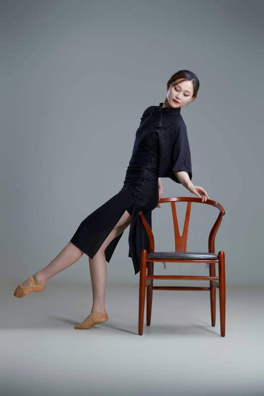 穿着中式旗袍翩翩舞蹈的亚洲少女舞者图片