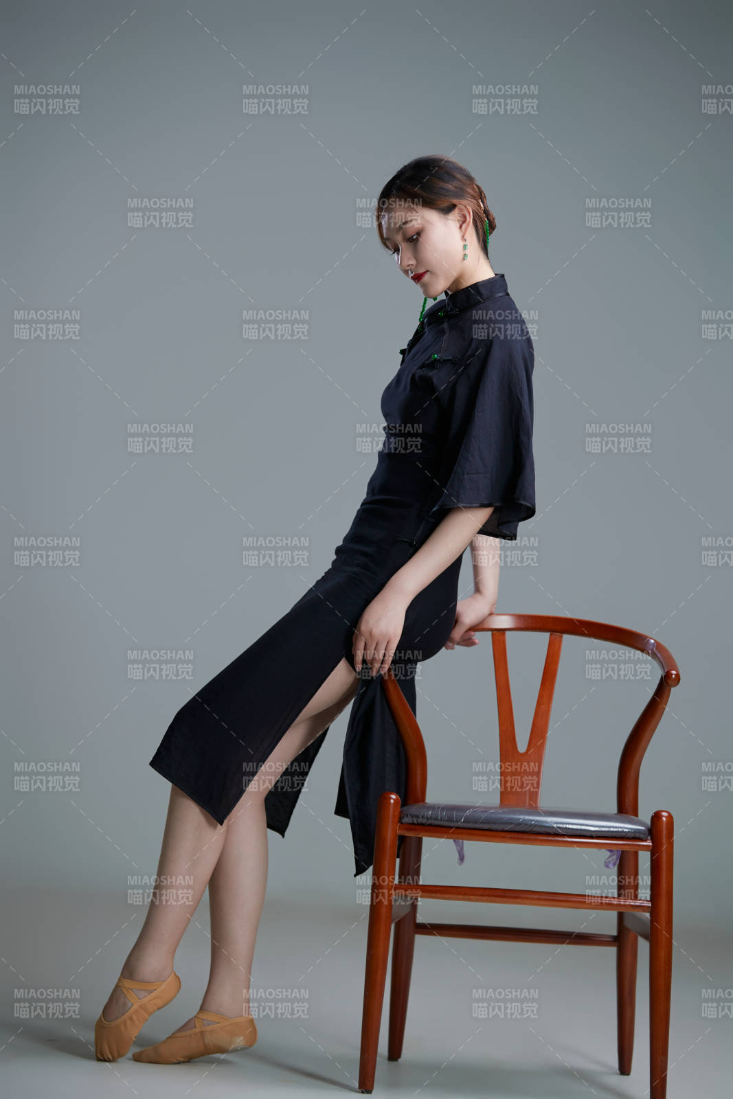 穿着中式旗袍翩翩舞蹈的亚洲少女舞者图片